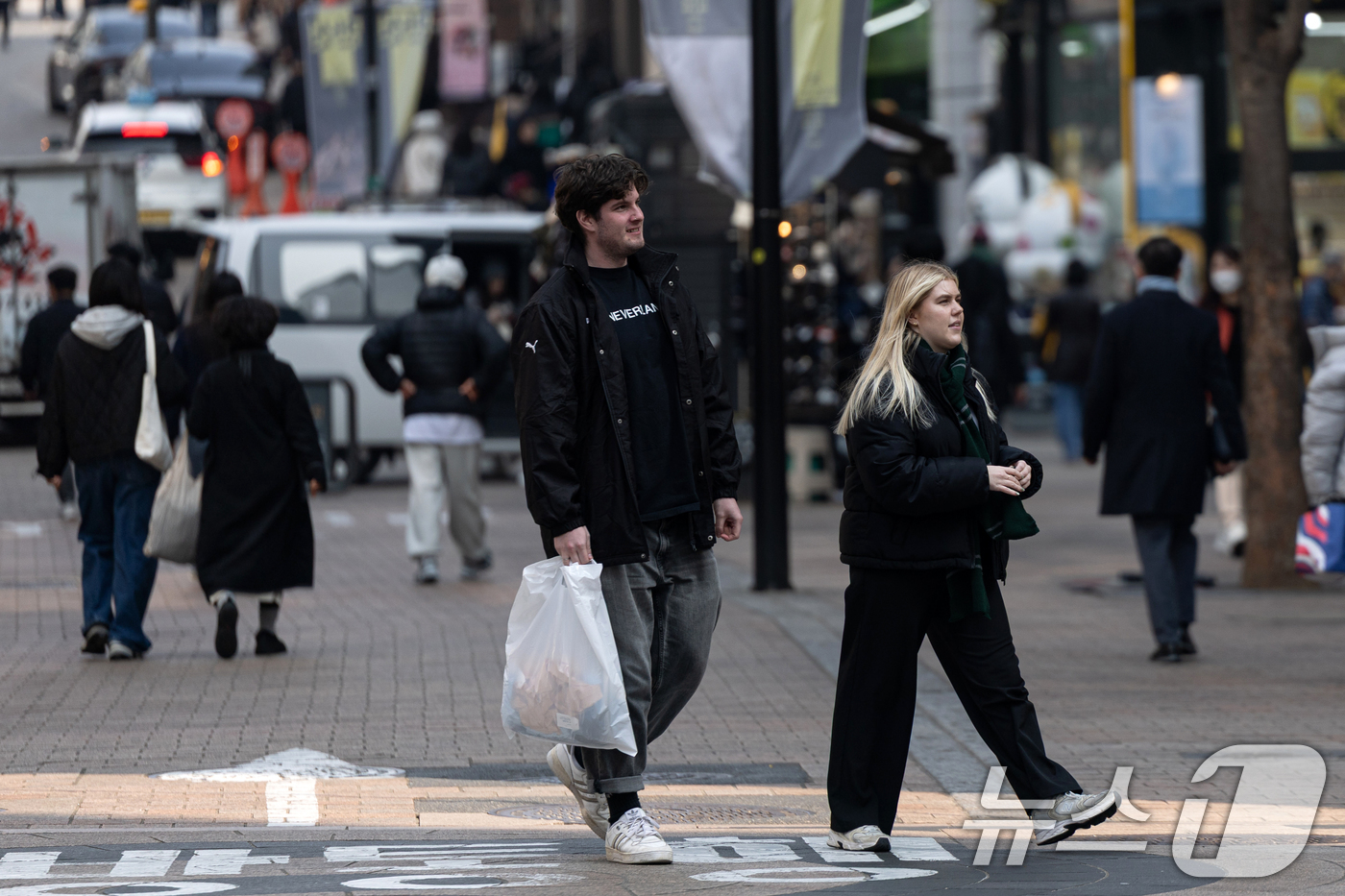 (서울=뉴스1) 이승배 기자 = 10일 오후 서울 중구 명동거리에서 외국인 관광객들이 발걸음을 옮기고 있다.이날 서울시에 따르면 올해 1월 서울을 방문한 외국인 관광객이 90만 명 …
