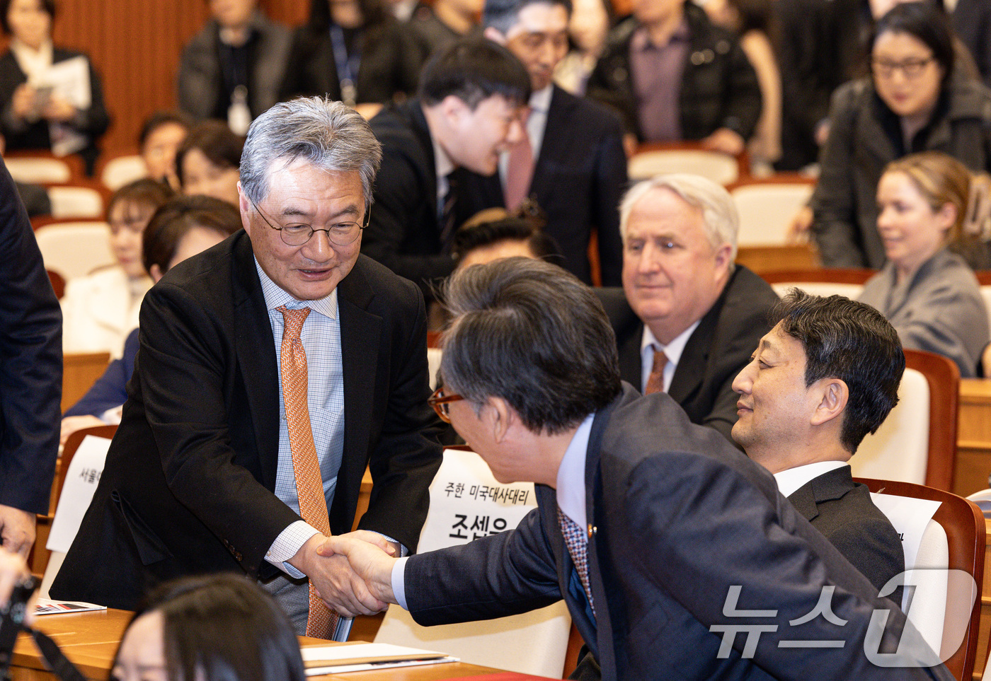 (서울=뉴스1) 이재명 기자 = 조셉 윤 주한미국대사대리(왼쪽)와 조태열 외교부 장관이 10일 오후 서울 여의도 국회 박물관에서 열린 한미의원연맹 창립총회에서 만나 악수하고 있다. …