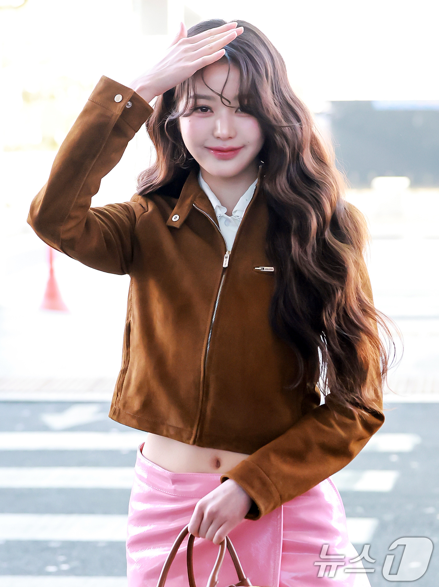 (인천공항=뉴스1) 김진환 기자 = 아이브 장원영이 10일 오전 패션쇼 참석 차 인천국제공항 제2터미널을 통해 프랑스 파리로 출국하고 있다. 2025.3.10/뉴스1