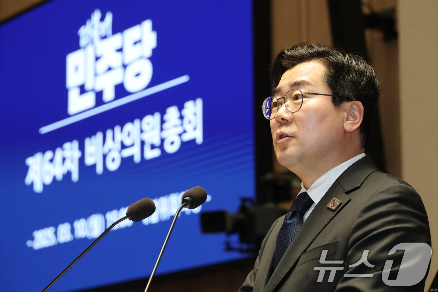 본문 이미지 - 박찬대 더불어민주당 원내대표가 10일 오후 서울 여의도 국회에서 열린 비상의원총회에서 발언하고 있다. 2025.3.10/뉴스1 ⓒ News1 이광호 기자