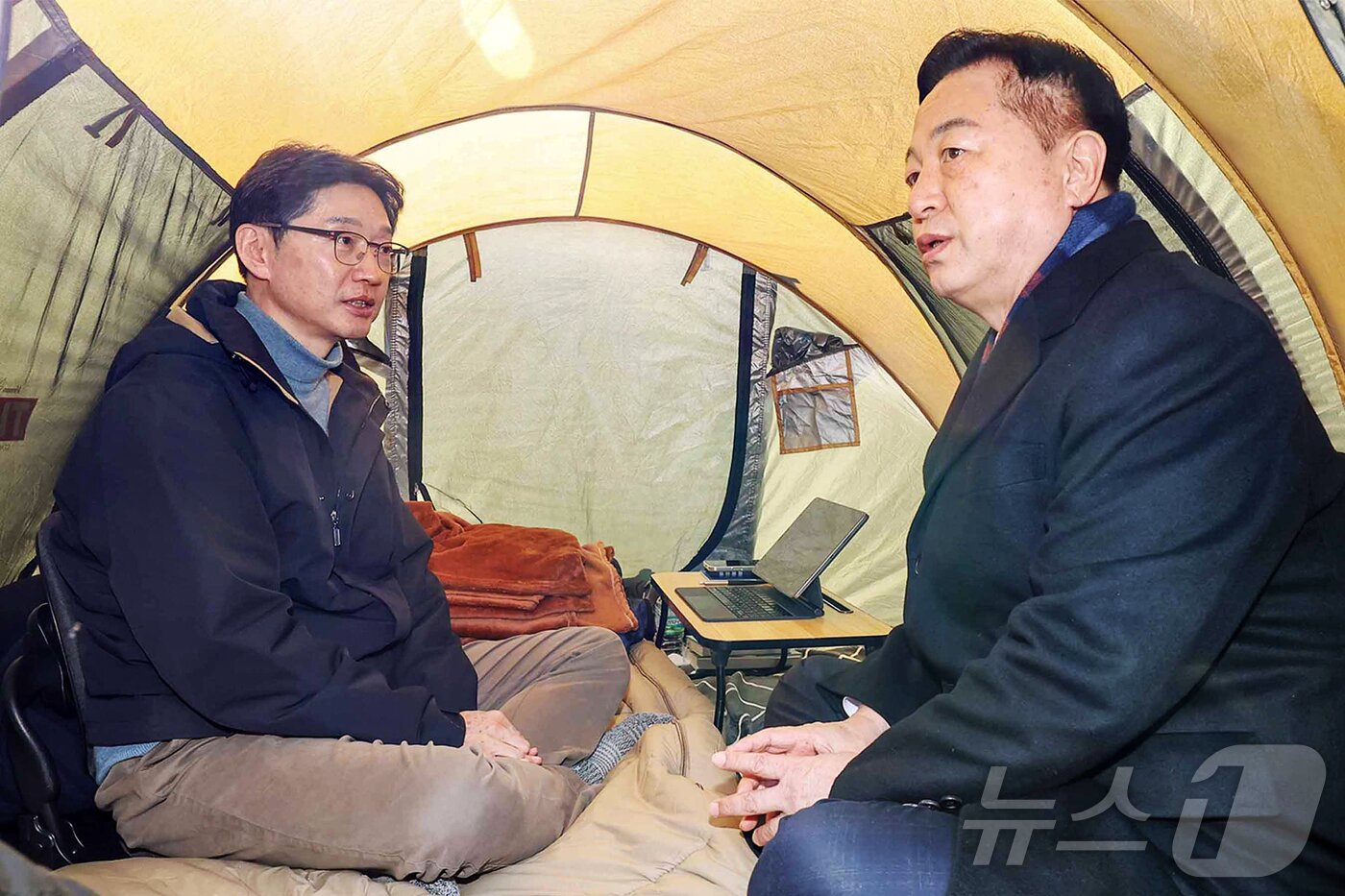 본문 이미지 - 김두관 전 더불어민주당 의원&#40;오른쪽&#41;이 10일 오후 서울 종로구 3호선 경복궁역 인근에서 윤석열 대통령의 파면을 촉구하며 단식 농성에 나선 김경수 전 경남도지사를 만나 격려를 전하고 있다. 2025.3.10/뉴스1 ⓒ News1 민경석 기자