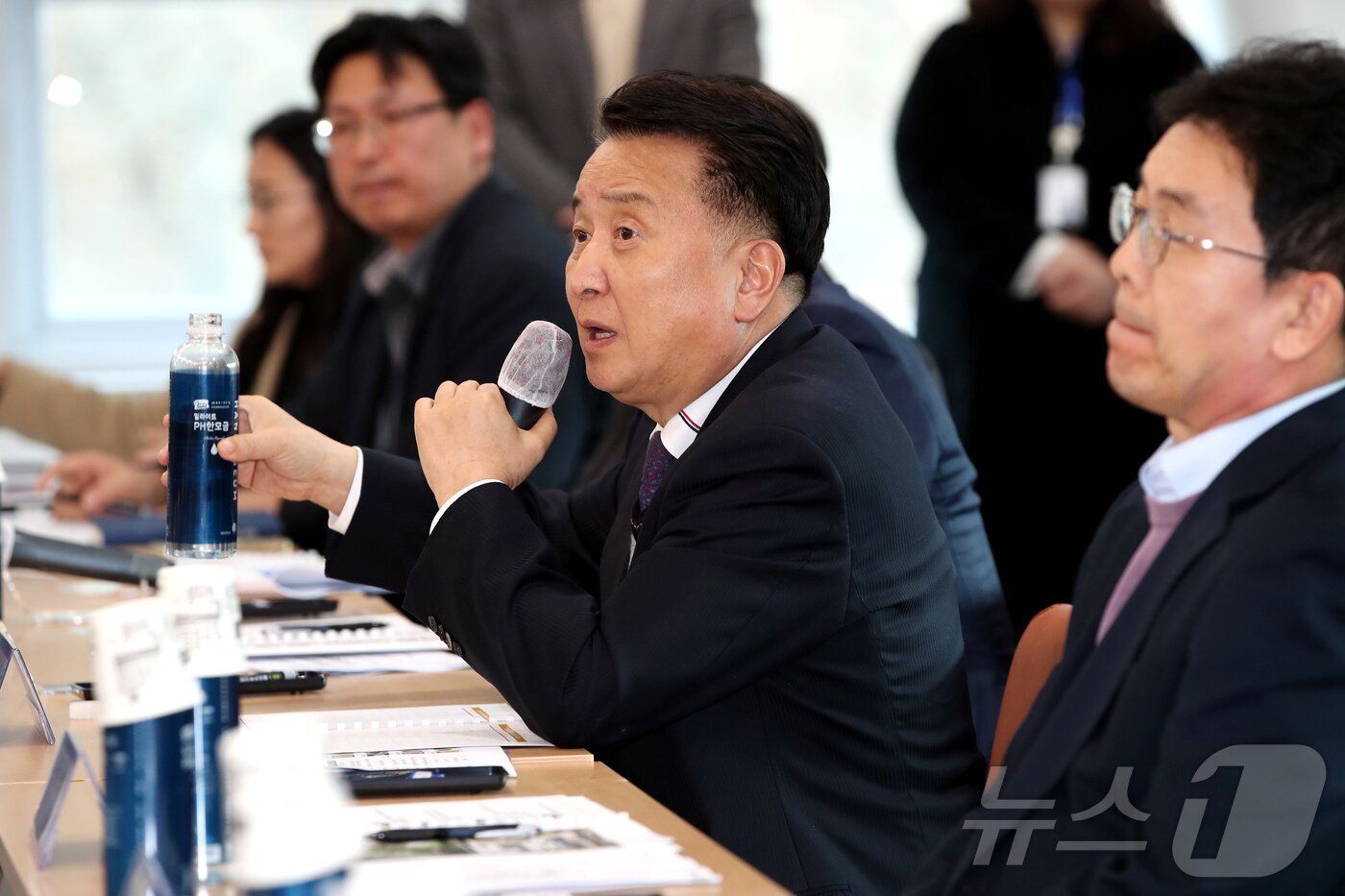 본문 이미지 - 김영환 충북지사가 영동 일라이트지식산업센터에서 열린 간담회 자리에서 물애담이 생산한 생수 상품을 들어보이고 있다. (충북도 제공. 재판매 및 DB금지)/뉴스1 