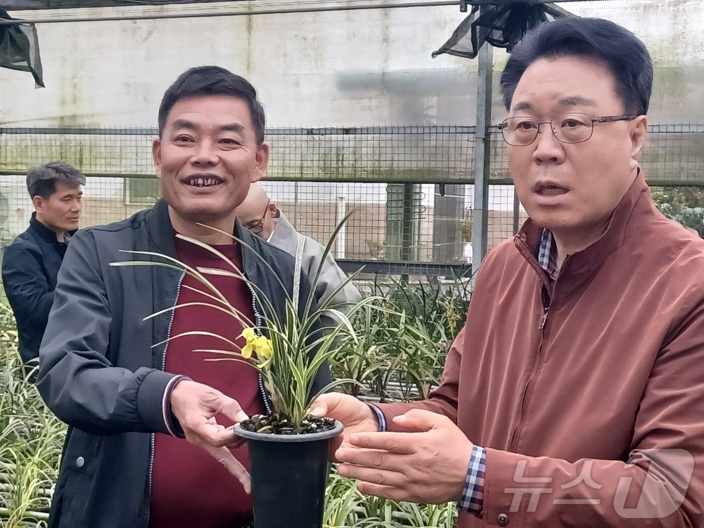 본문 이미지 - 구복규 전남 화순군수&#40;오른쪽&#41;가 6일 중국 남부 푸젠성&#40;복건성&#41; 장저우시&#40;장주시&#41; 난징현&#40;南靖县‧남정현&#41;의 난 시설을 둘러보고 있다.