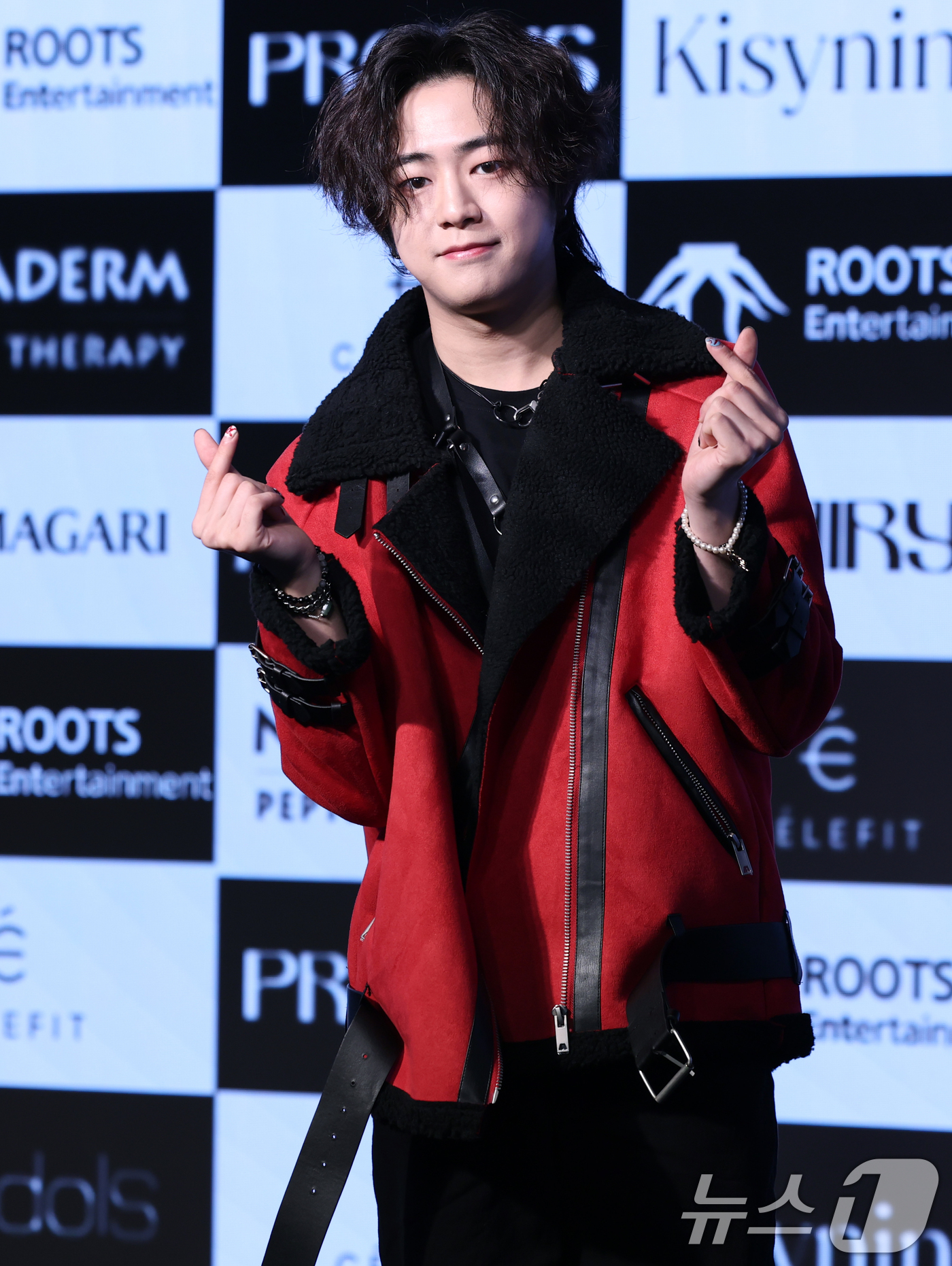 (서울=뉴스1) 권현진 기자 = 가수 건우가 10일 오후 서울 마포구 가온스테이지에서 진행된 솔로 데뷔 앨범 'SHOT' 발매 기념 쇼케이스에 참석해 포즈를 취하고 있다. 2025 …