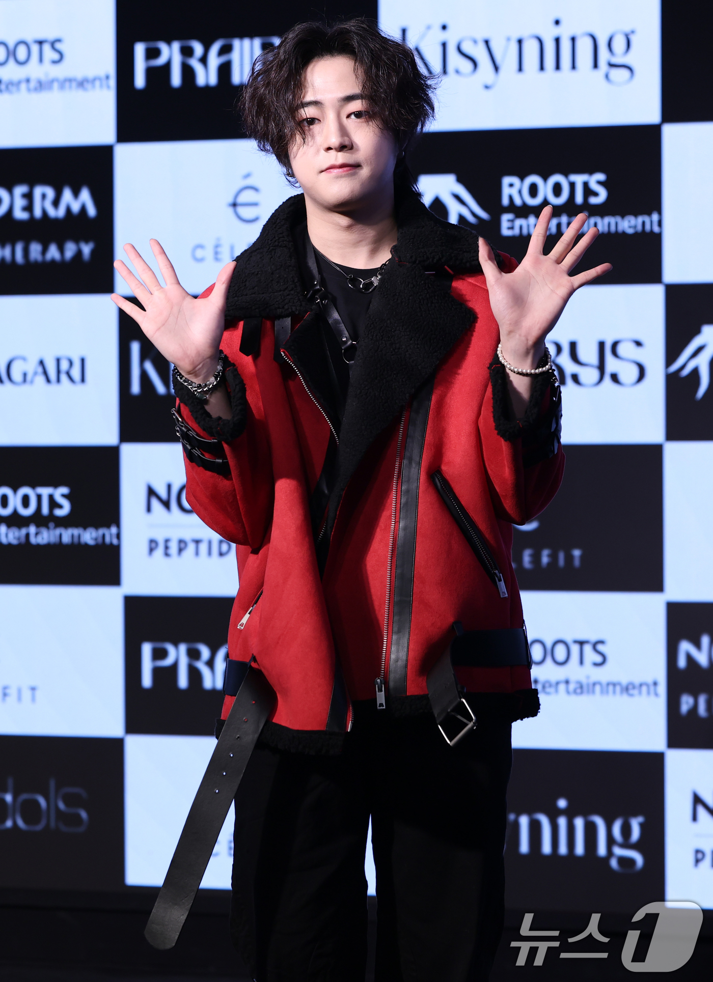 (서울=뉴스1) 권현진 기자 = TFN  출신 가수 건우가 10일 오후 서울 마포구 가온스테이지에서 진행된 솔로 데뷔 앨범 'SHOT' 발매 기념 쇼케이스에 참석해 포즈를 취하고 …