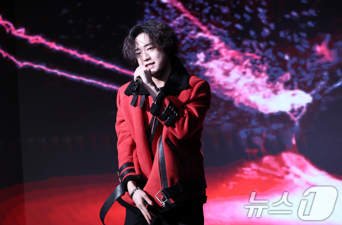 (서울=뉴스1) 권현진 기자 = TFN 출신 가수 건우가 10일 오후 서울 마포구 가온스테이지에서 가진 솔로 데뷔앨범 'SHOT'발매 기념 쇼케이스에서 타이틀 곡을 선보이고 있다. …