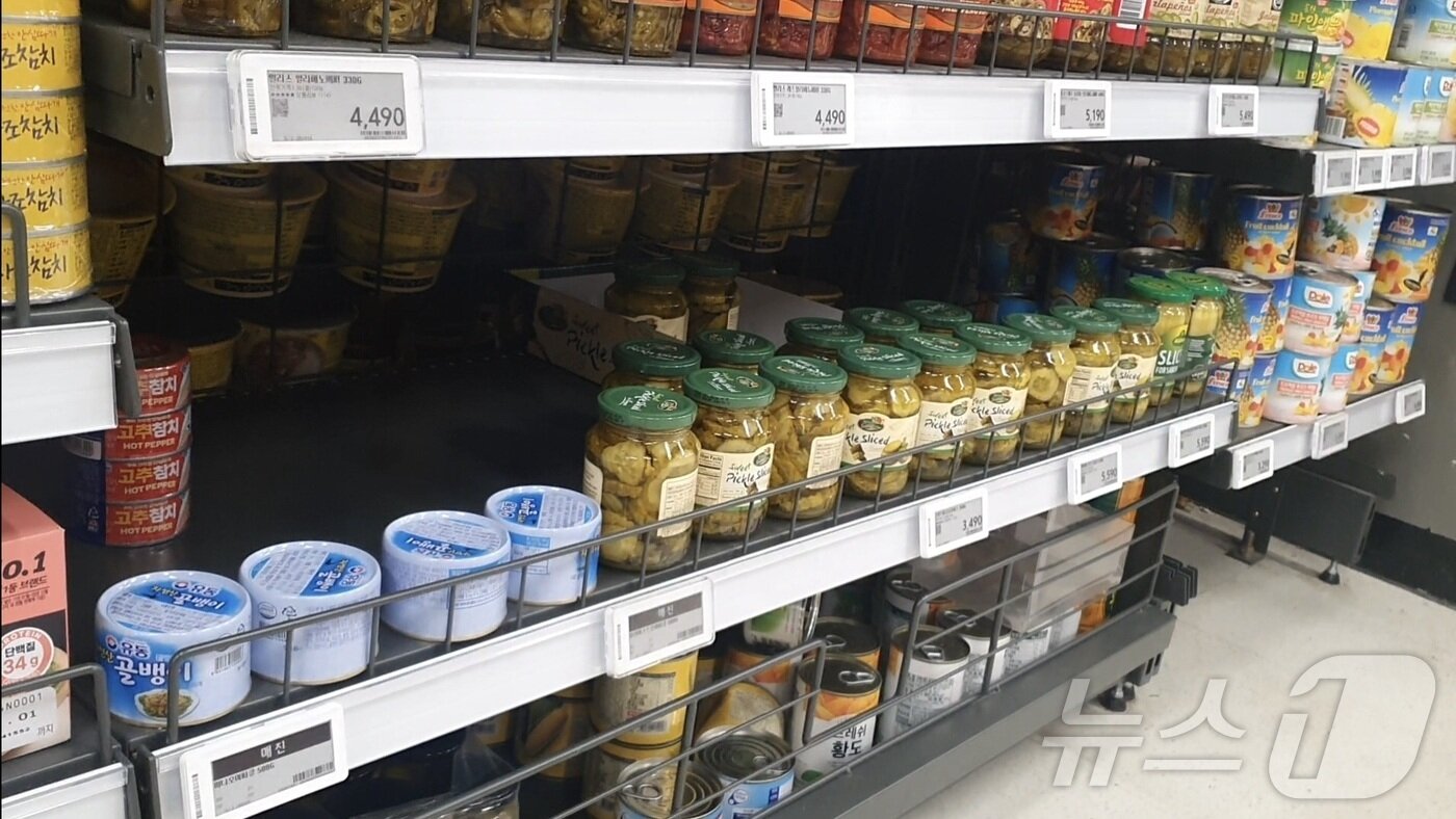 본문 이미지 - 10일 방문한 서울의 한 홈플러스 매장에서 납품이 중단된 업체의 상품이 '매진' 푯말을 단 채 다른 상품으로 채워져있다.