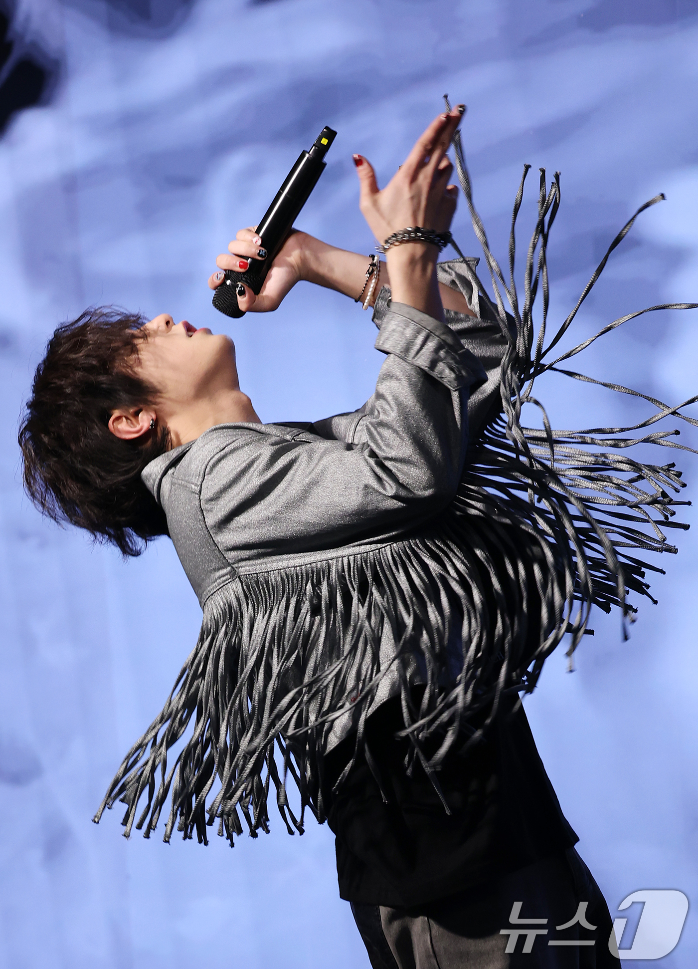 (서울=뉴스1) 권현진 기자 = TFN 출신 가수 건우가 10일 오후 서울 마포구 가온스테이지에서 가진 솔로 데뷔앨범 'SHOT'발매 기념 쇼케이스에서 타이틀 곡을 선보이고 있다. …