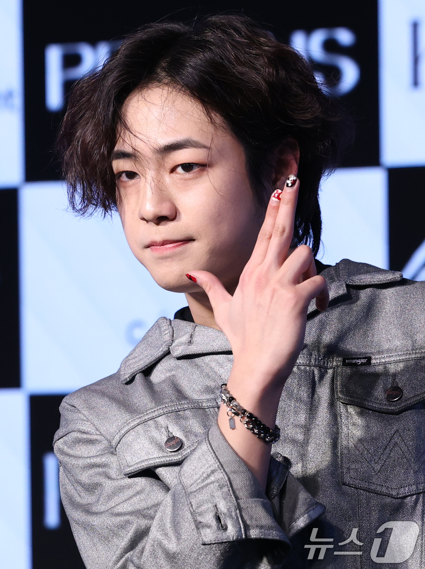 (서울=뉴스1) 권현진 기자 = TFN 출신 가수 건우가 10일 오후 서울 마포구 가온스테이지에서 가진 솔로 데뷔앨범 'SHOT'발매 기념 쇼케이스에서 포즈를 취하고 있다. 202 …