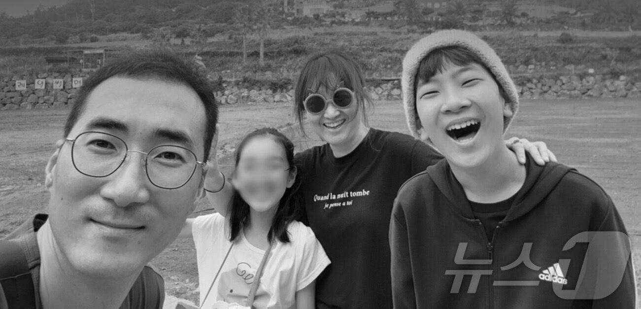 본문 이미지 - 2022년 12월 강원 강릉에서 발생한 차량 급발진 의심사고로 숨진 이도현군&#40;사진 오른쪽&#41;과 아버지 이상훈씨&#40;사진 왼쪽&#41; 와 동생, 어머니.&#40;이상훈씨 제공, 재판매 및 DB 금지&#41;