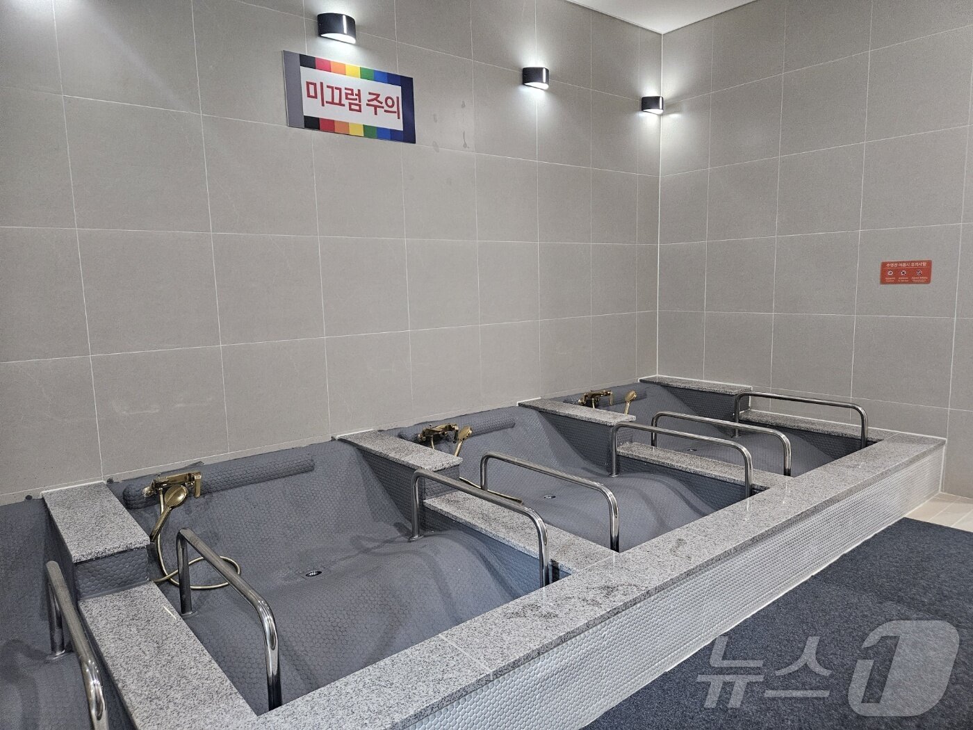 본문 이미지 - 이용객 없는 버블테라피. 자리 곳곳마다 물을 사용한 흔적도 없다./뉴스1 이재규 기자 