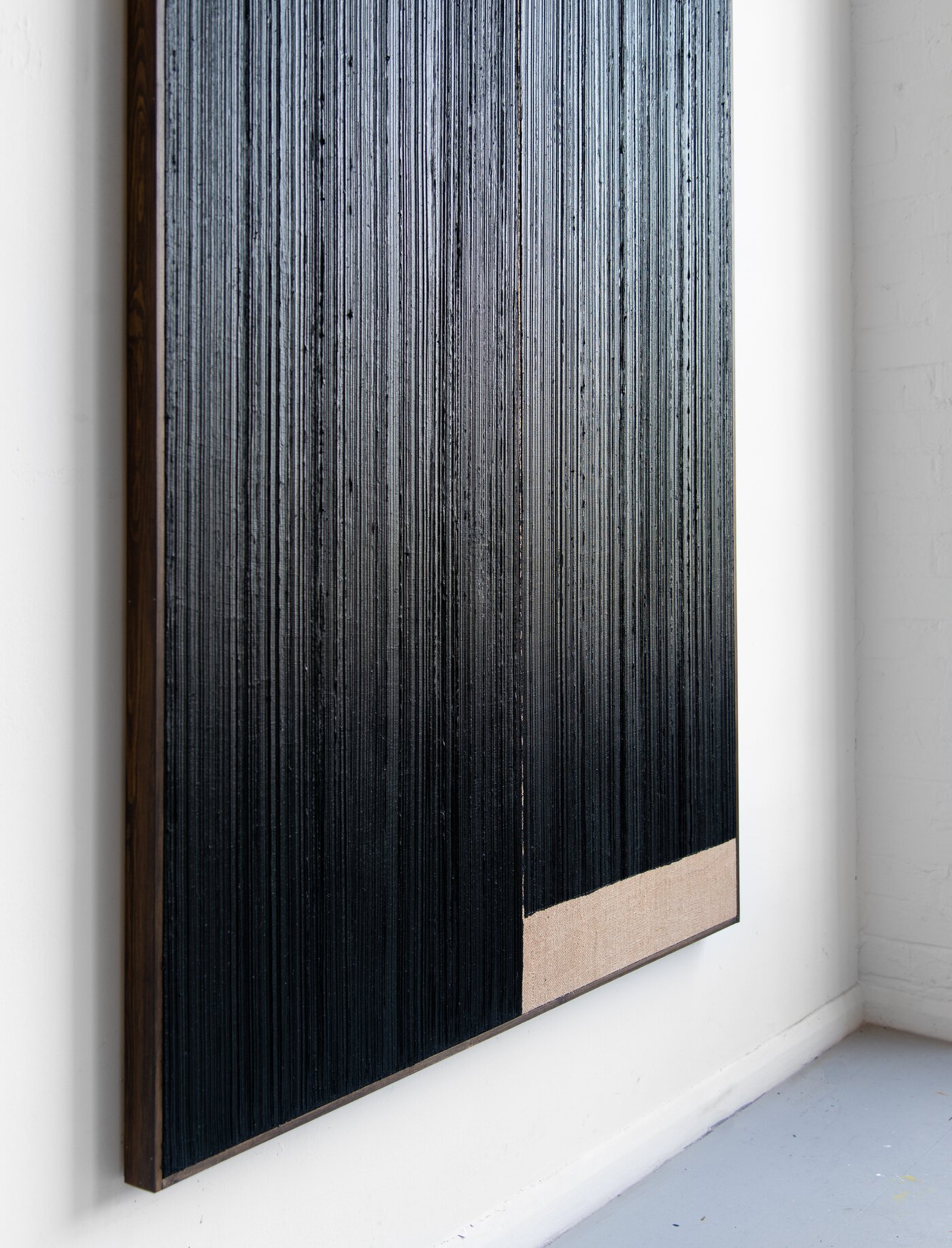 본문 이미지 - Untitled, 2024, Oil and wax on hessian over wood and aluminum panel, 213 x 120 cm (초이앤초이 갤러리 제공)