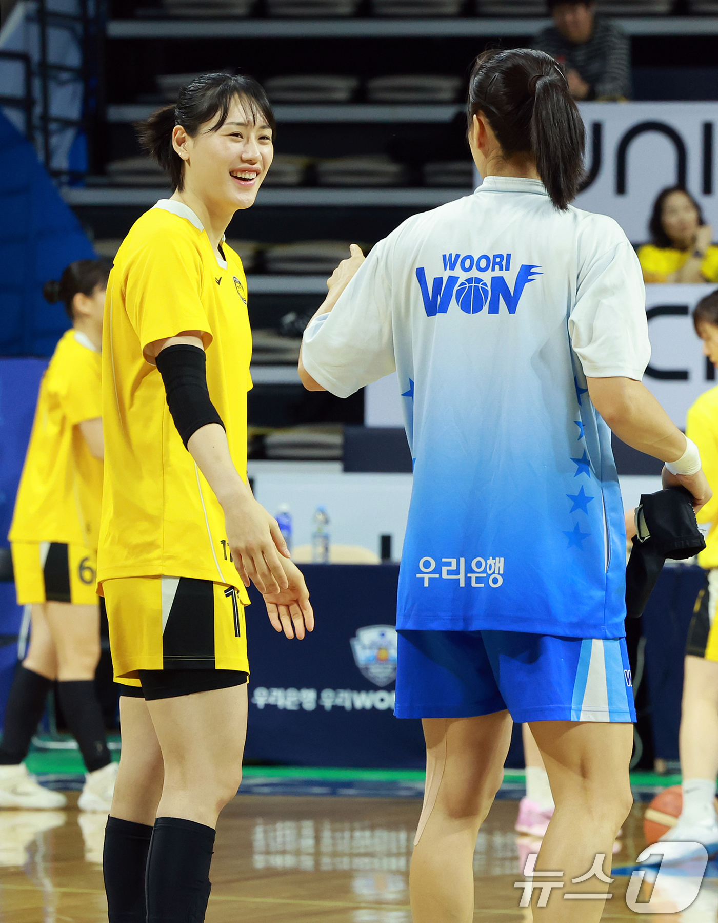 (아산=뉴스1) 김진환 기자 = 10일 오후 충남 아산 이순신체육관에서 열리는 '하나은행 2024-2025 여자프로농구 플레이오프' 5차전 아산 우리은행 우리 WON과 청주 KB스 …