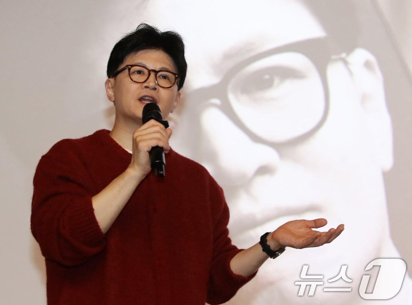 본문 이미지 - 한동훈 국민의힘 전 대표가 10일 오후 부산 부산진구 영광도서에서 열린 저서 &#39;한동훈의 선택, 국민이 먼저입니다&#39; 북콘서트에서 발언하고 있다. 2025.3.10/뉴스1 ⓒ News1 윤일지 기자