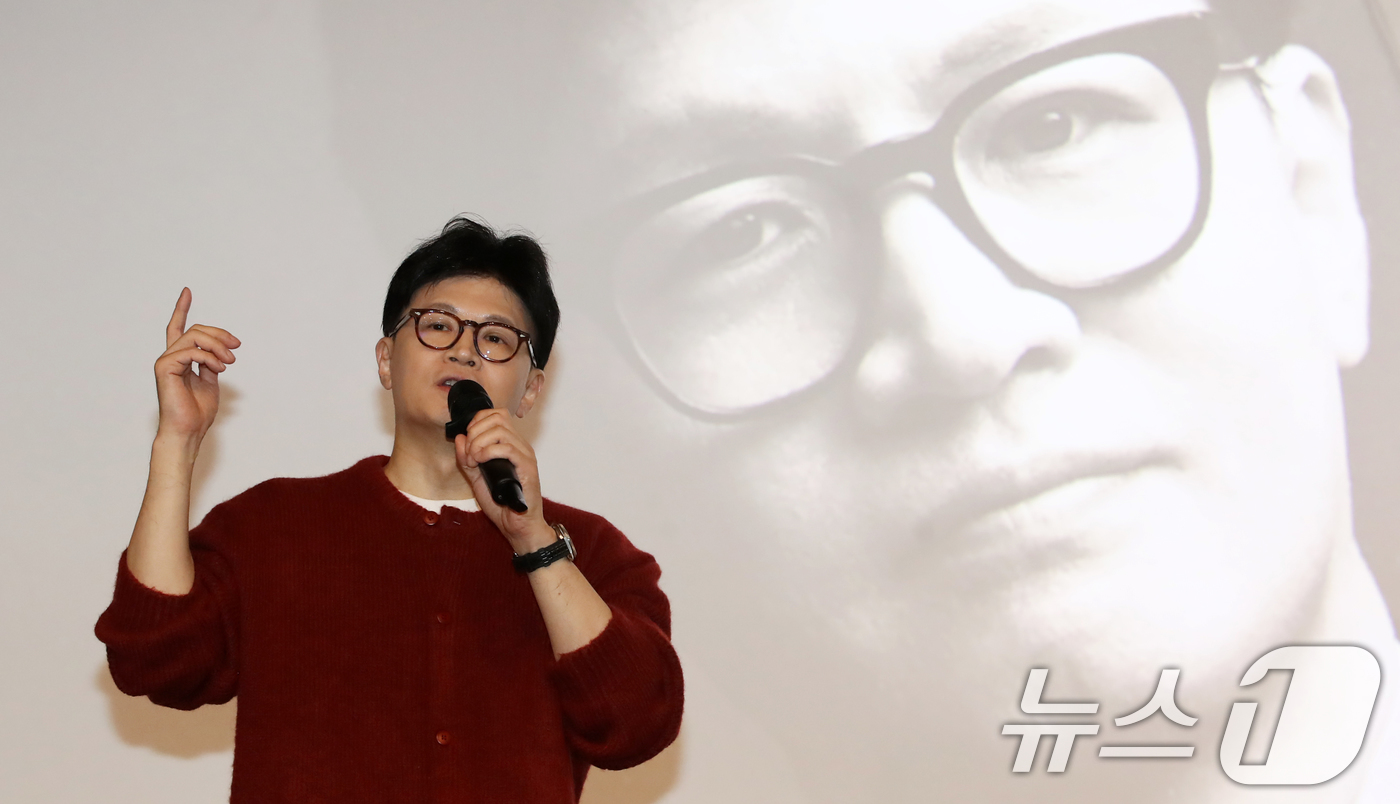 (부산=뉴스1) 윤일지 기자 = 한동훈 국민의힘 전 대표가 10일 오후 부산 부산진구 영광도서에서 열린 저서 '한동훈의 선택, 국민이 먼저입니다' 북콘서트에서 발언하고 있다. 20 …