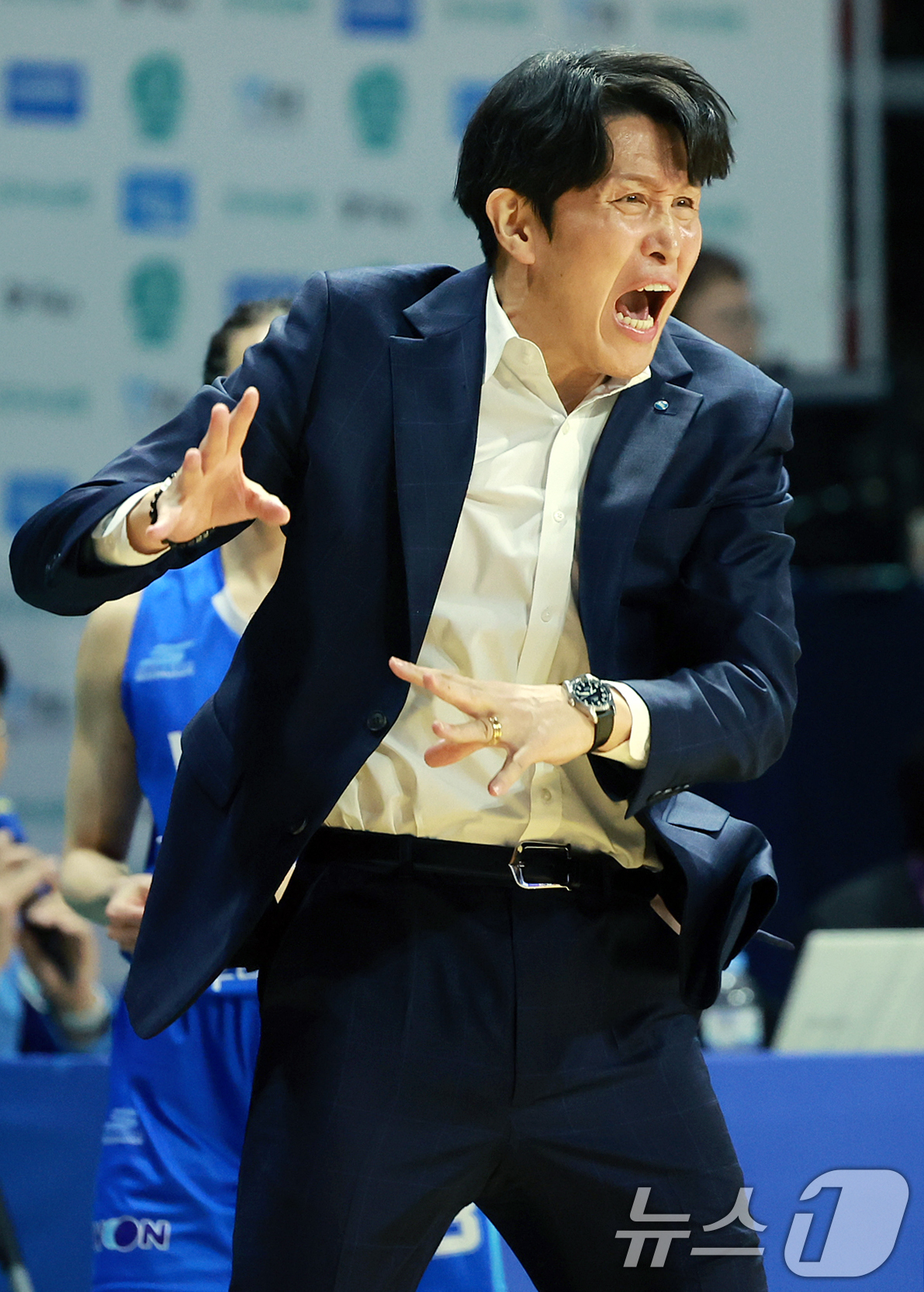 (아산=뉴스1) 김진환 기자 = 10일 오후 충남 아산 이순신체육관에서 열린 '하나은행 2024-2025 여자프로농구 플레이오프' 5차전 아산 우리은행 우리 WON과 청주 KB스타 …