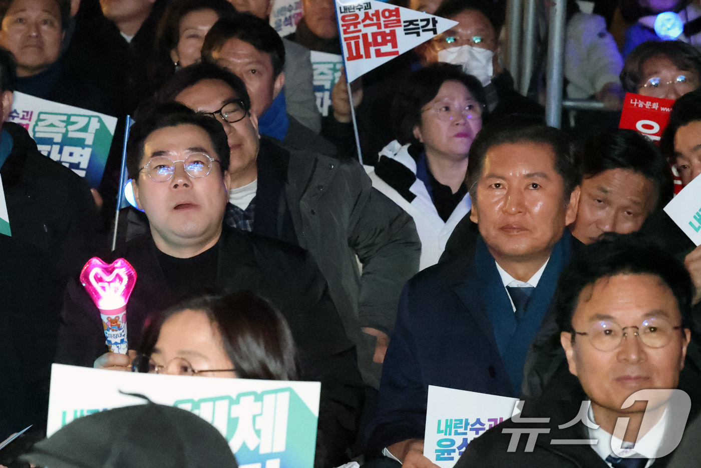 (서울=뉴스1) 박세연 기자 = 박찬대 더불어민주당 원내대표와 정청래 국회 법사위원장이 10일 서울 종로구 광화문 동십자각에서 열린 윤석열 대통령 파면 촉구 집회에 참석해 구호를 …