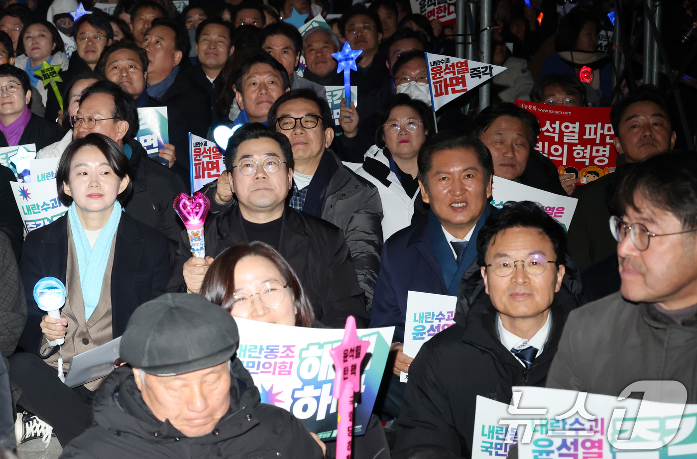 (서울=뉴스1) 박세연 기자 = 박찬대 더불어민주당 원내대표와 정청래 국회 법사위원장이 10일 서울 종로구 광화문 동십자각에서 열린 윤석열 대통령 파면 촉구 집회에 참석해 구호를 …