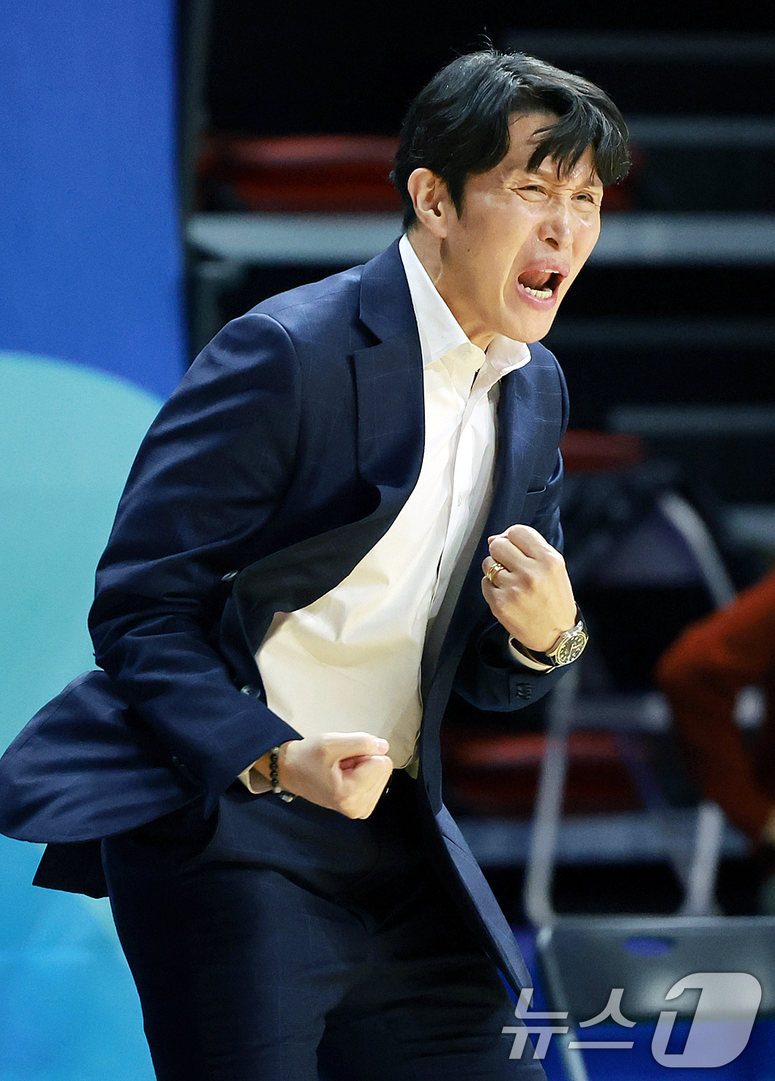 (아산=뉴스1) 김진환 기자 = 10일 오후 충남 아산 이순신체육관에서 열린 '하나은행 2024-2025 여자프로농구 플레이오프' 5차전 아산 우리은행 우리 WON과 청주 KB스타 …