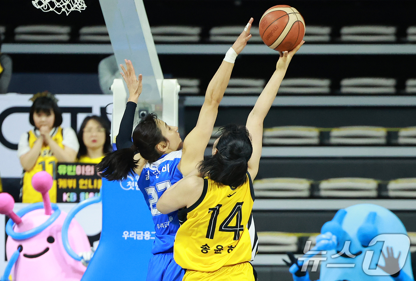 (아산=뉴스1) 김진환 기자 = 10일 오후 충남 아산 이순신체육관에서 열린 '하나은행 2024-2025 여자프로농구 플레이오프' 5차전 아산 우리은행 우리 WON과 청주 KB스타 …