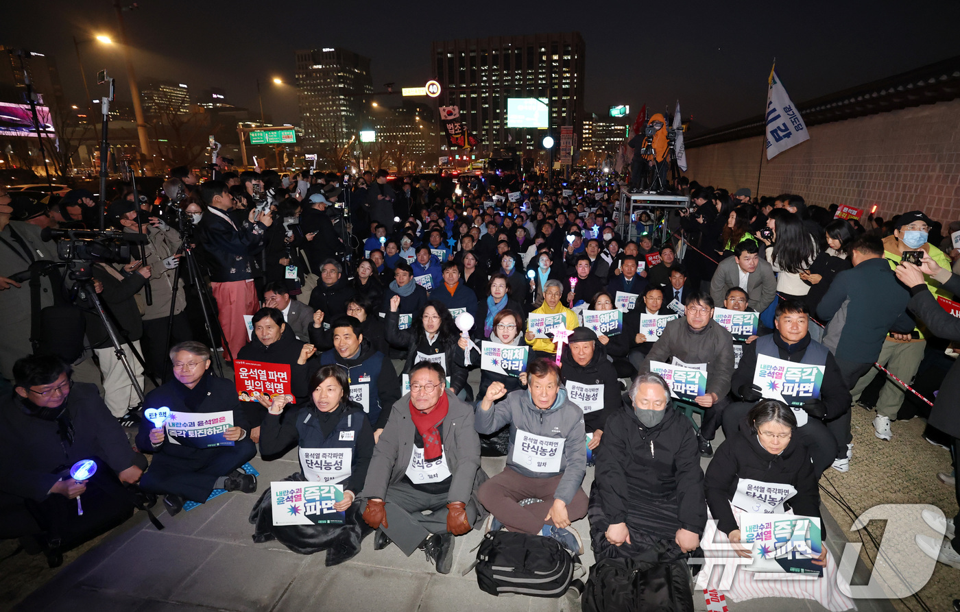 (서울=뉴스1) 박세연 기자 = 10일 오후 서울 종로구 광화문 동십자각에서 열린 윤석열 대통령 파면 촉구 집회에서 참석자들이 구호를 외치고 있다. 2025.3.10/뉴스1