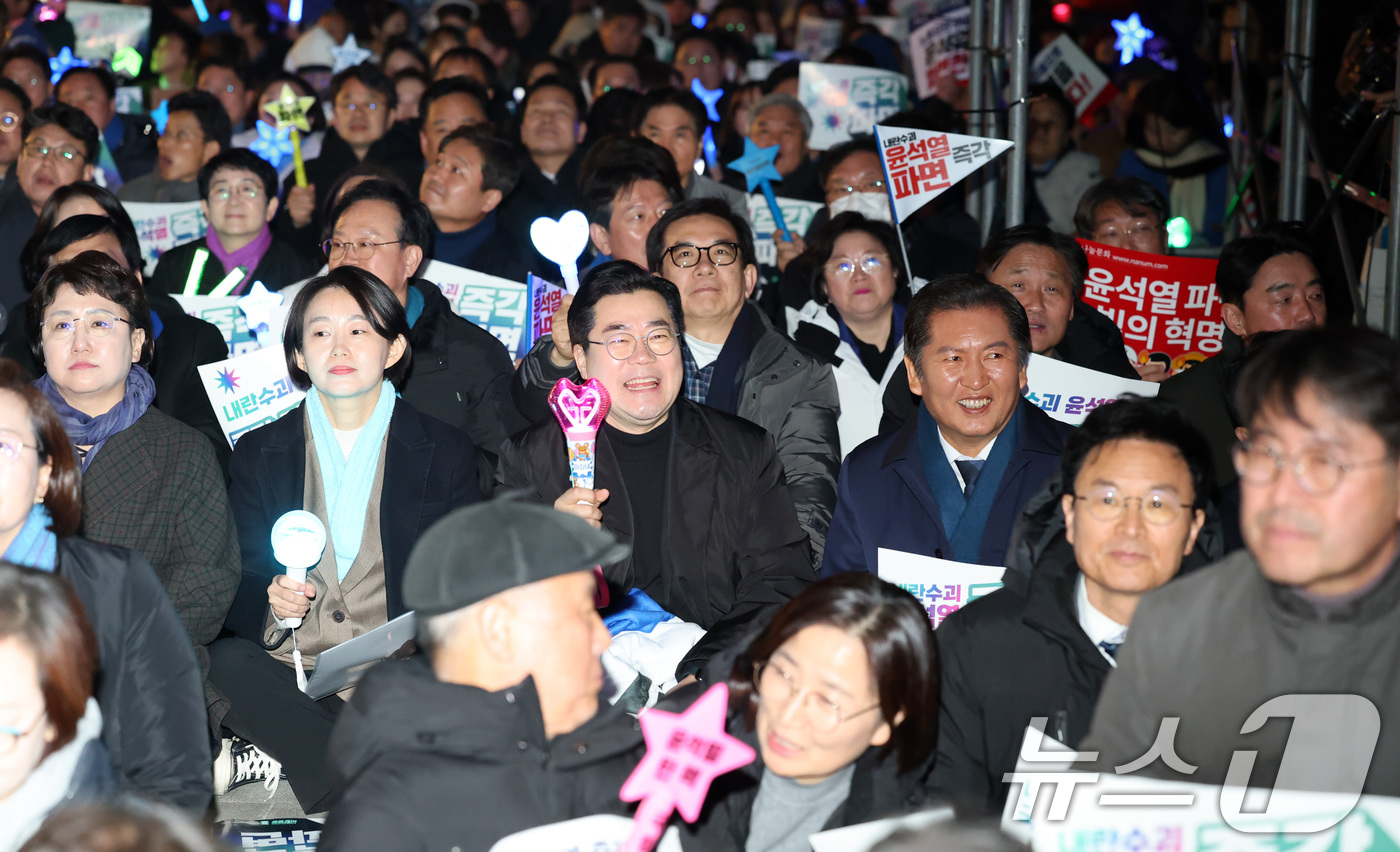 (서울=뉴스1) 박세연 기자 = 박찬대 더불어민주당 원내대표와 정청래 국회 법사위원장이 10일 서울 종로구 광화문 동십자각에서 열린 윤석열 대통령 파면 촉구 집회에 참석해 구호를 …