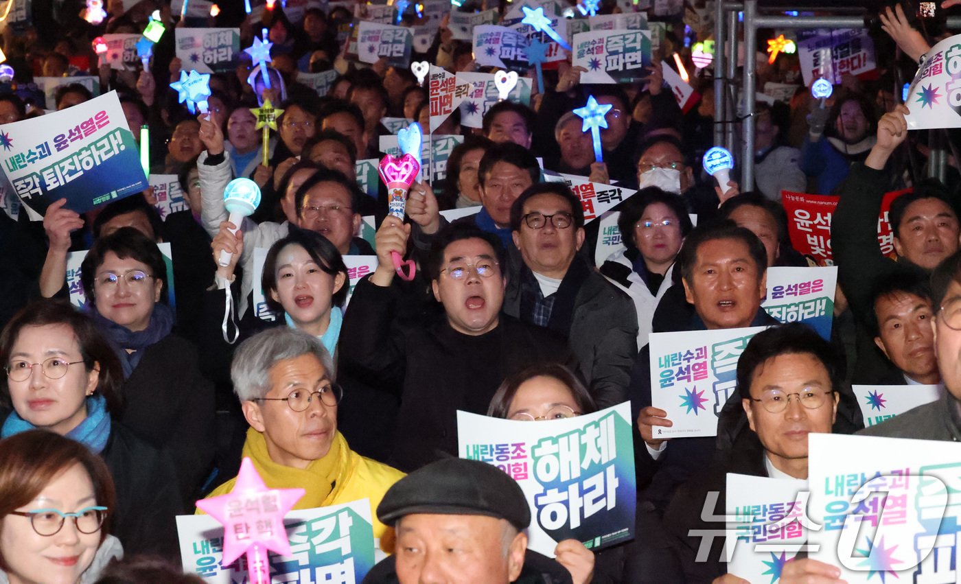 (서울=뉴스1) 박세연 기자 = 박찬대 더불어민주당 원내대표와 정청래 국회 법사위원장이 10일 서울 종로구 광화문 동십자각에서 열린 윤석열 대통령 파면 촉구 집회에 참석해 구호를 …