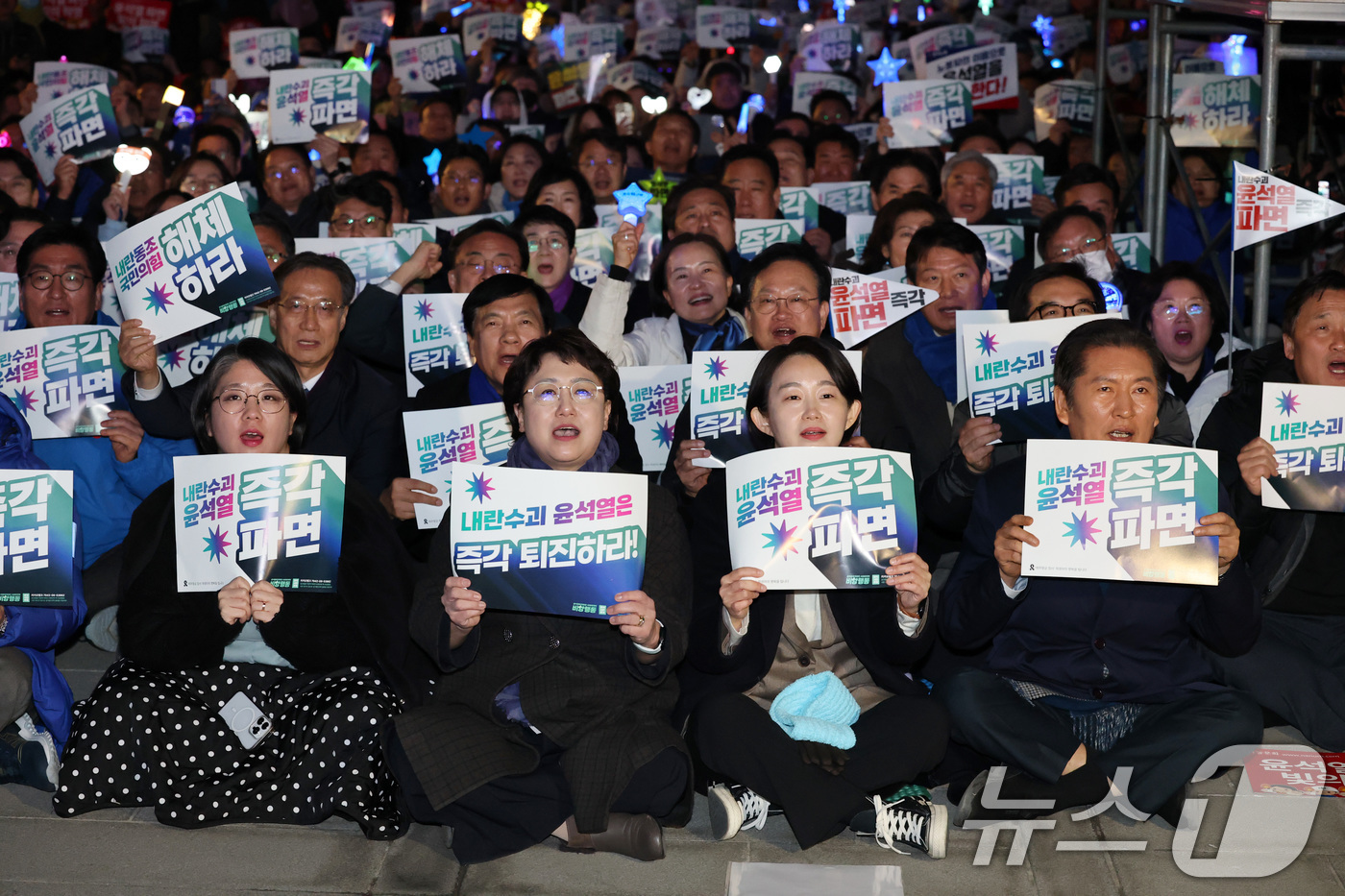 (서울=뉴스1) 박세연 기자 = 정청래 더불어민주당 의원(오른쪽부터), 김재연 진보당 대표, 김선민 조국혁신당 당대표 권한대행, 용혜인 기본소득당 대표가 10일 오후 서울 종로구 …