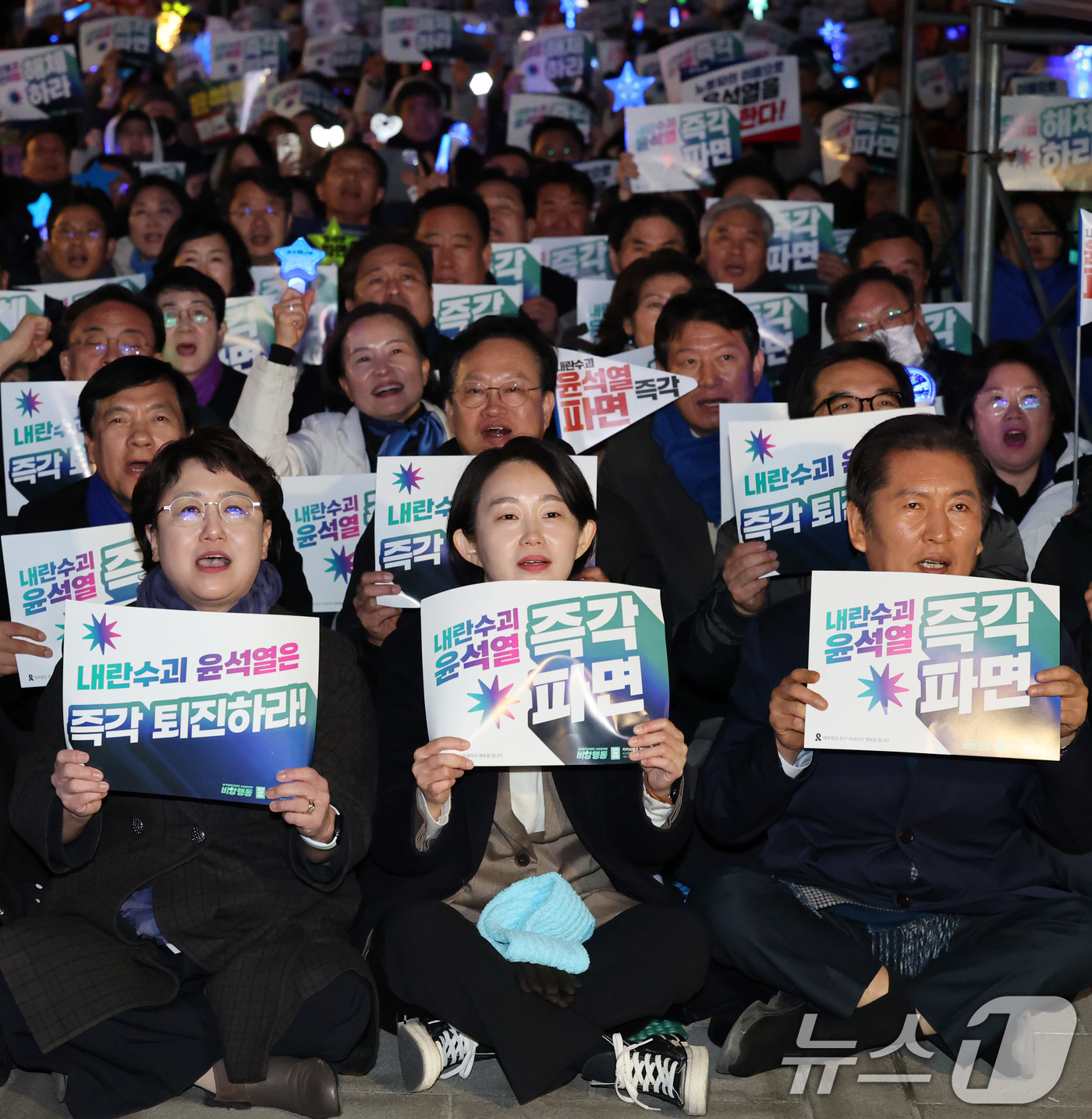 (서울=뉴스1) 박세연 기자 = 정청래 더불어민주당 의원, 김재연 진보당 대표, 김선민 조국혁신당 당대표권한대행이 10일 오후 서울 종로구 광화문 동십자각에서 열린 윤석열 대통령 …