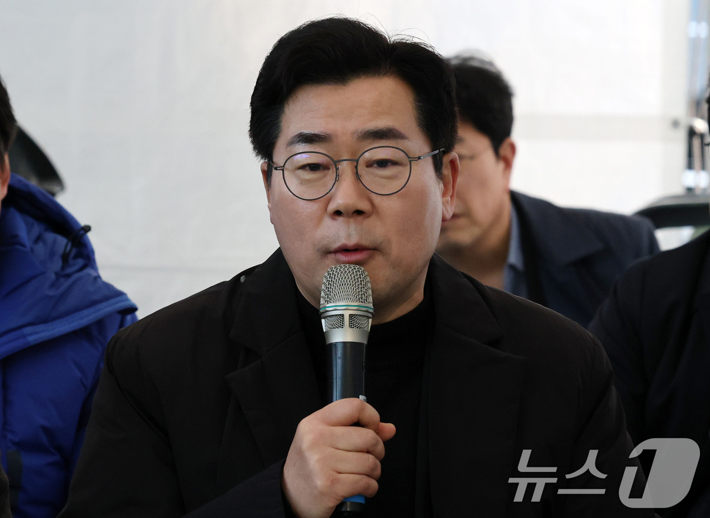 (서울=뉴스1) 박세연 기자 = 박찬대 더불어민주당 원내대표가 10일 서울 종로구 경복궁역 인근에서 열린 ‘윤석열 파면, 내란 종식을 위한 비상행동 정당 연석회의’에 참석해 발언하 …