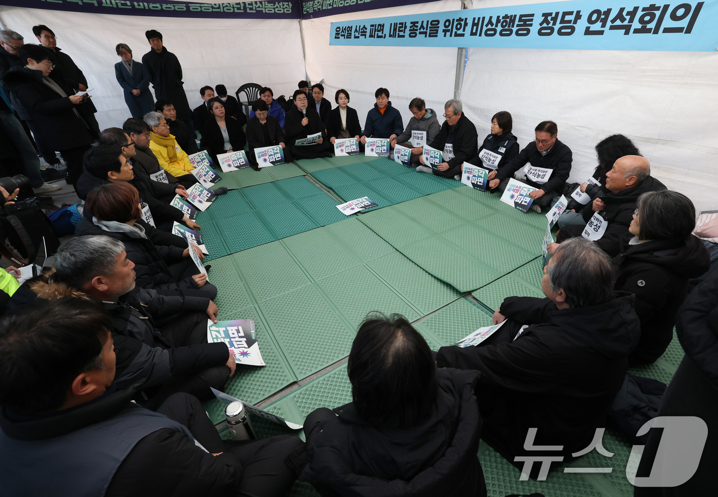 (서울=뉴스1) 박세연 기자 = 박찬대 더불어민주당 원내대표가 10일 서울 종로구 경복궁역 인근에서 열린 ‘윤석열 파면, 내란 종식을 위한 비상행동 정당 연석회의’에 참석해 발언하 …