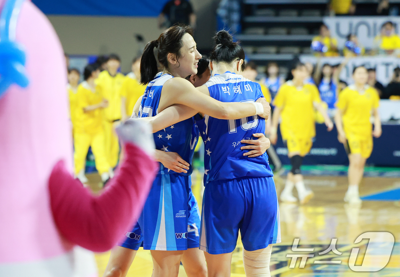 (아산=뉴스1) 김진환 기자 = 10일 오후 충남 아산 이순신체육관에서 열린 '하나은행 2024-2025 여자프로농구 플레이오프' 5차전 아산 우리은행 우리 WON과 청주 KB스타 …