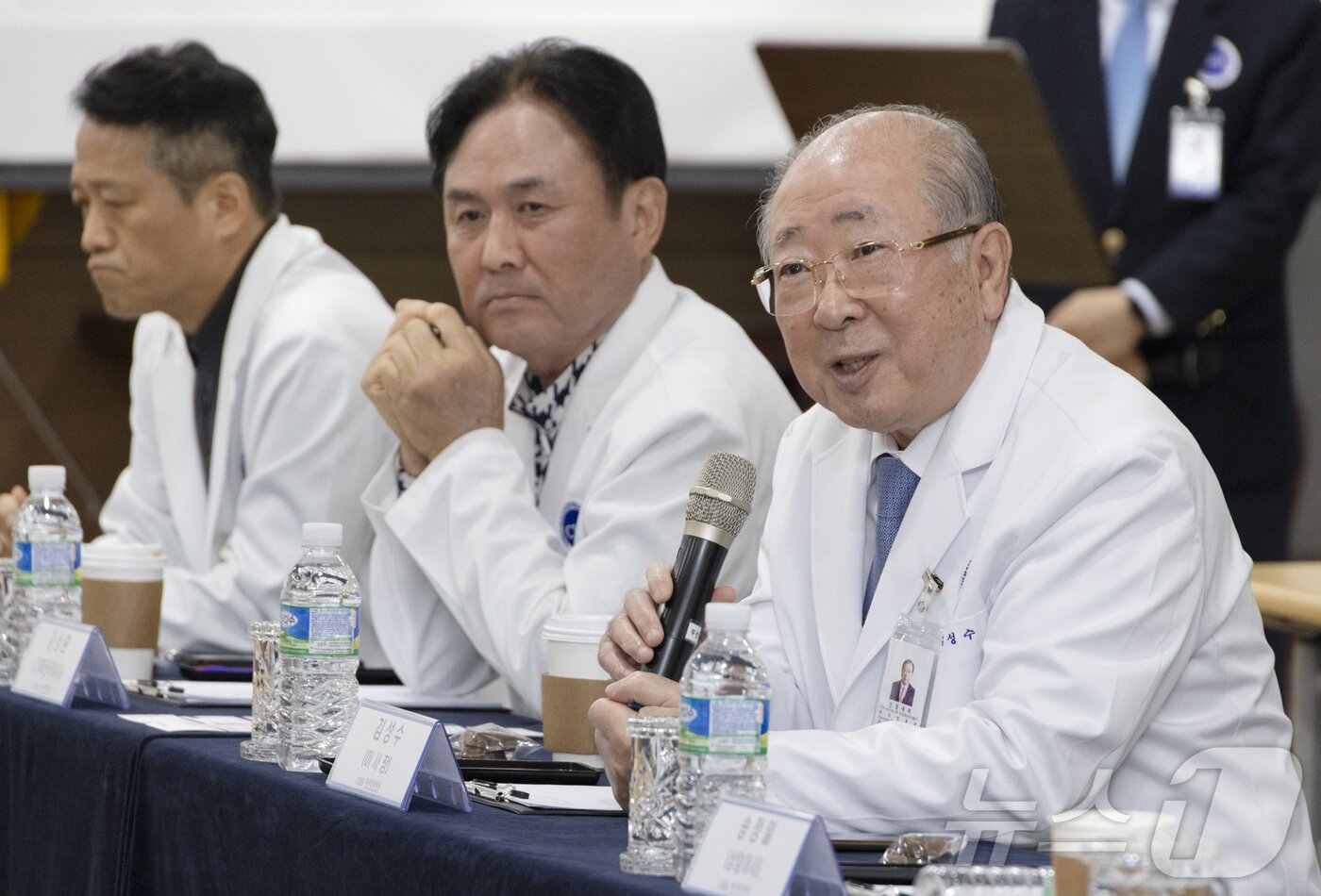 본문 이미지 - 지난 6일 제주도 제주시 제주한라병원에서 보건복지부 출입 기자들을 만난 김성수 한라의료재단 이사장.(보건복지부 제공)