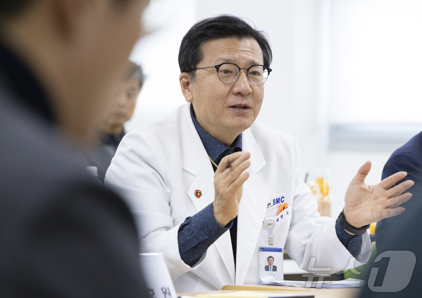 본문 이미지 - 보건복지부 출입기자들에게 제주 서귀포의료원 운영 현황 등을 설명 중인 박현수 서귀포의료원 원장.(보건복지부 제공)