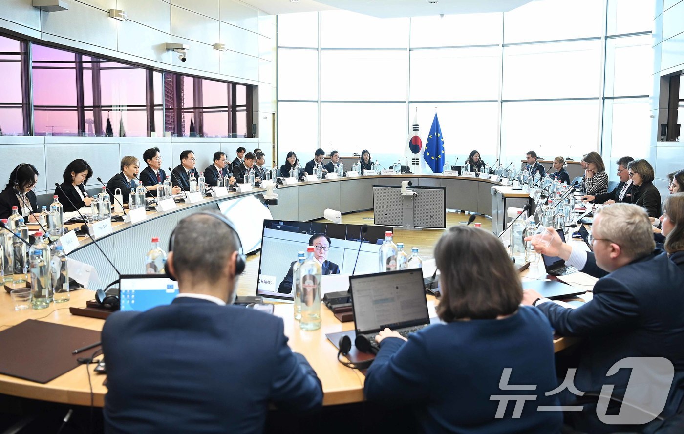 (서울=뉴스1) = 정인교 산업통상자원부 통상교섭본부장이 10일(현지시간) 벨기에 브뤼셀 베를레몽 빌딩에서 마로시 셰프초비치(Maroš Šefčovič) 통상담당 집행위원을 비롯한 …