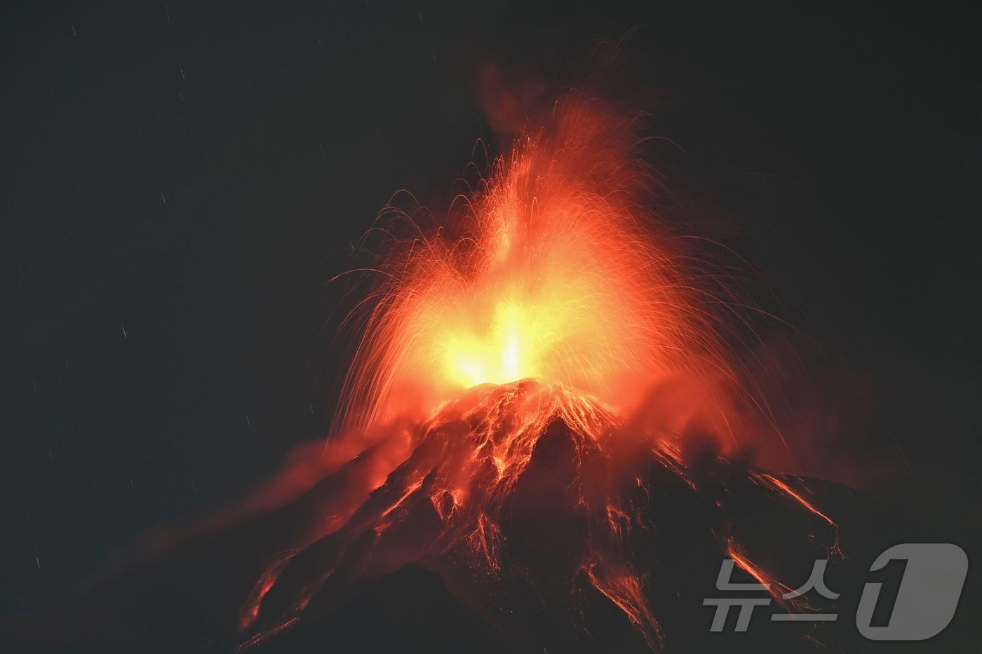 (알러테낭고 AFP=뉴스1) 우동명 기자 = 10일(현지시간) 과테말라 알로테낭고에서 본 푸에고 화산이 분화해 붉은 용암을 분출하고 있다. 2025.03.11ⓒ AFP=뉴스1