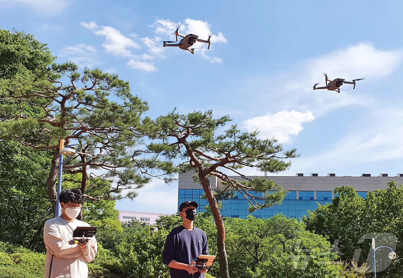본문 이미지 - 대구 영진전문대 무인항공드론과 학생들이 실습하는 모습. (영진전문대 제공)