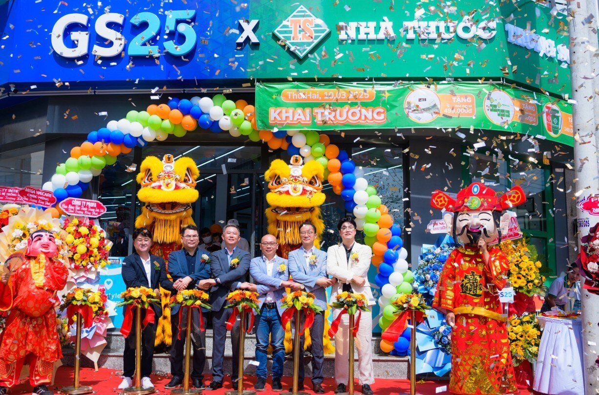 본문 이미지 - 편의점 GS25는 동화약품의 베트남 약국 체인 중선파마가 협력해 지난 10일 베트남 최초의 '편의점-약국' 숍인숍(Shop in shop) 매장을 오픈했다. (GS리테일 제공)