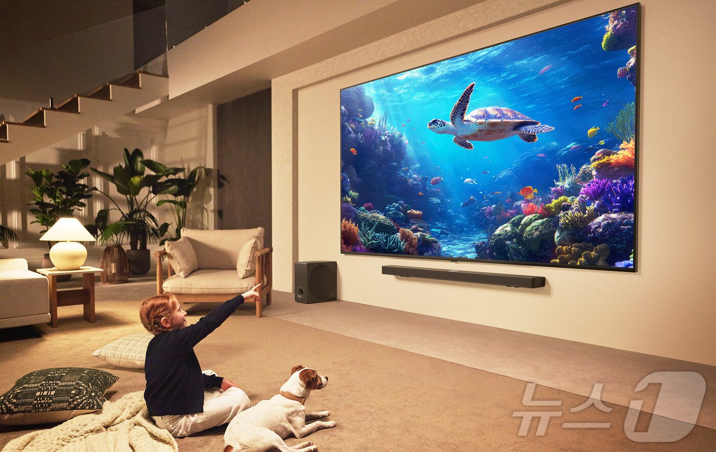본문 이미지 - LG전자가 11일 서울 강서구 LG사이언스파크에서 &#39;2025 LG 올레드·QNED TV 신제품 브리핑&#39;을 진행했다. 사진은 &#39;100형 QNED 에보&#39;가 집 안 공간에 조화롭게 배치된 모습. &#40;LG전자 제공. 재판매 및 DB 금지&#41; 2025.3.11/뉴스1