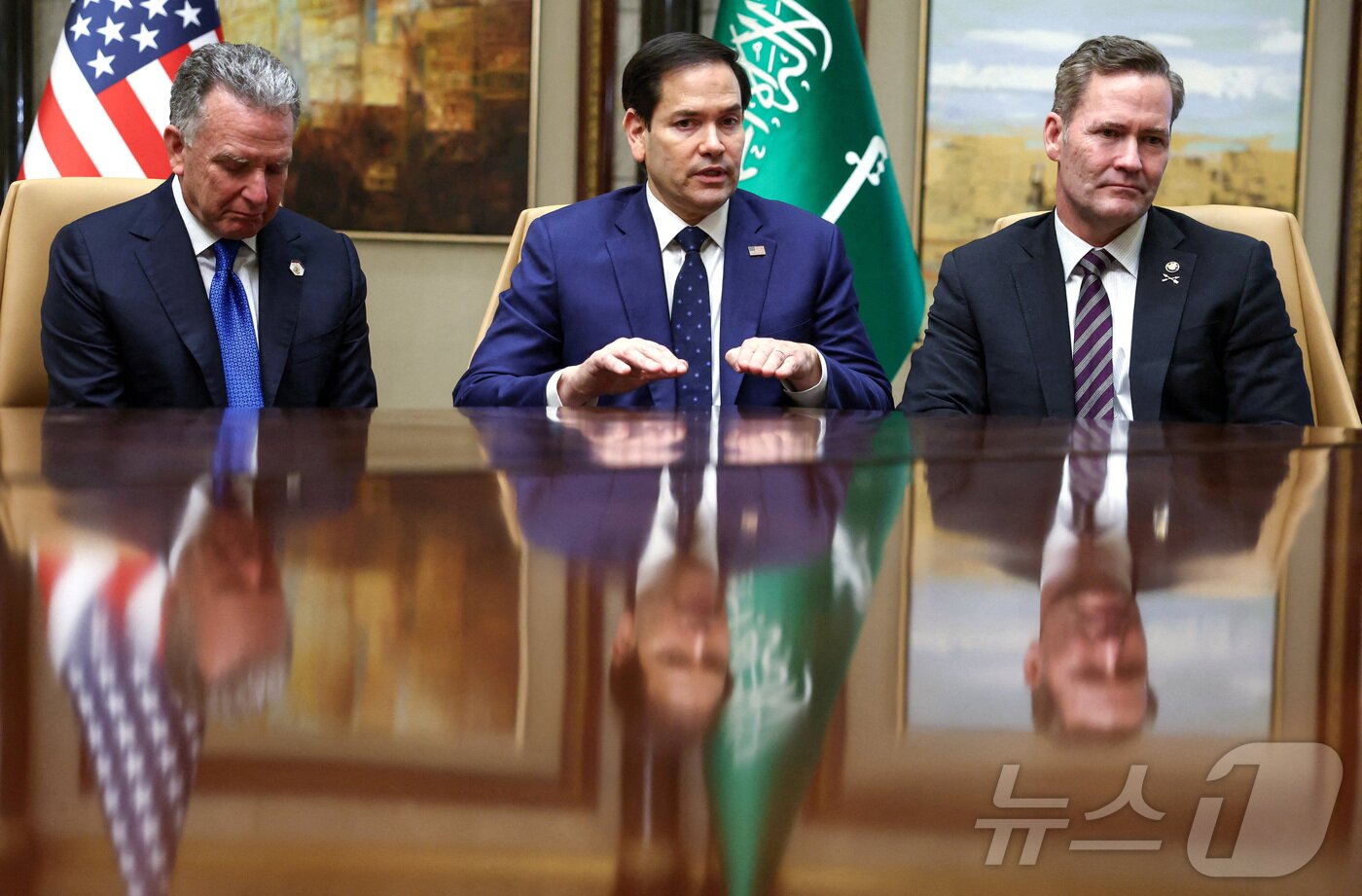 본문 이미지 - 왼쪽부터 스티브 위트코프 미 중동 특사, 마코 루비오 국무장관, 마이크 왈츠 백악관 국가안보보좌관. 세 사람이 지난달 18일 사우디아라비아 리야드에서 러시아 측과 대화하기 전 기자회견을 하고 있다. 2025.2.18 ⓒ 로이터=뉴스1 ⓒ News1 강민경 기자