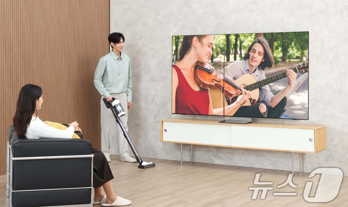 본문 이미지 - 삼성전자는 한층 진화된 신규 AI 기능을 탑재한 2025년 AI TV 신제품의 사전 판매를 12일부터 시작한다고 밝혔다. 성전자 모델이 2025년형 AI TV 신제품 &#39;Neo QLED 8K&#39;를 시청하고 있다. &#40;삼성전자 제공. 재판매 및 DB 금지&#41; 2025.3.11/뉴스1