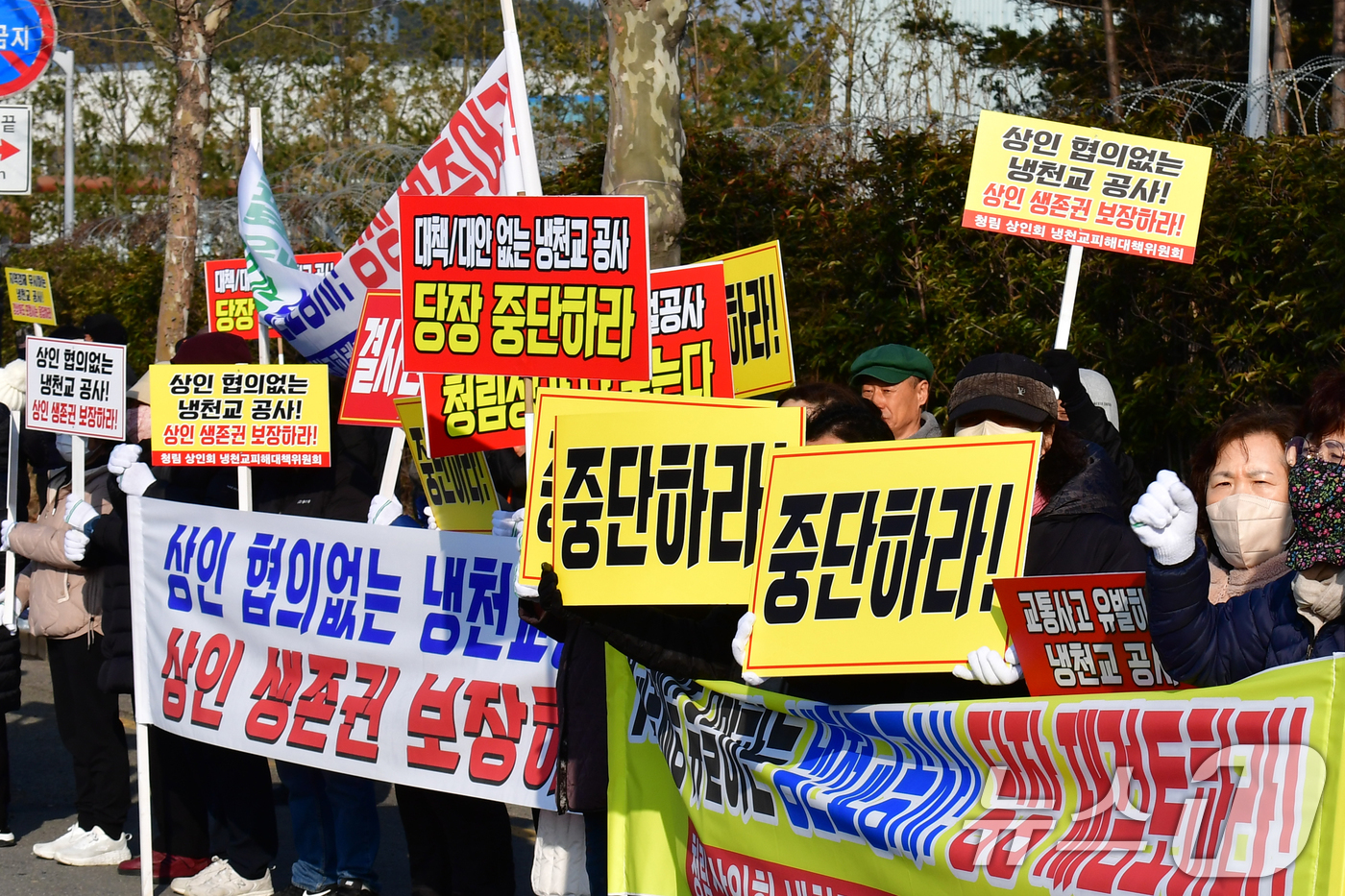 (포항=뉴스1) 최창호 기자 = 20일 오전 경북 포항시 남구 청림동 주민과 상인 100여명이 포스코 포항제철소 3문 앞에서 "냉천교 재가설 공사로 인해 상권이 무너지고 있다며 생 …
