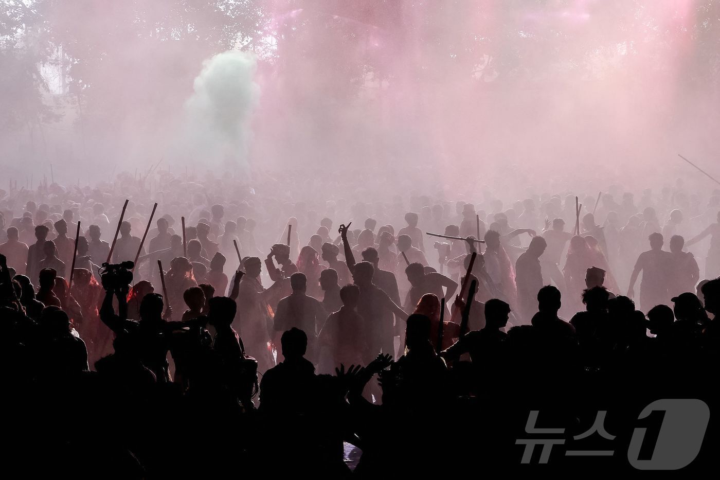 본문 이미지 - 10일 인도 북부 우타르프라데시주 마투라에서 힌두교의 봄 축제 '라트마르 홀리'에서 힌두교 신자들이 유색 가루인 '굴랄'을 뿌리고 있다. ⓒ AFP=뉴스1