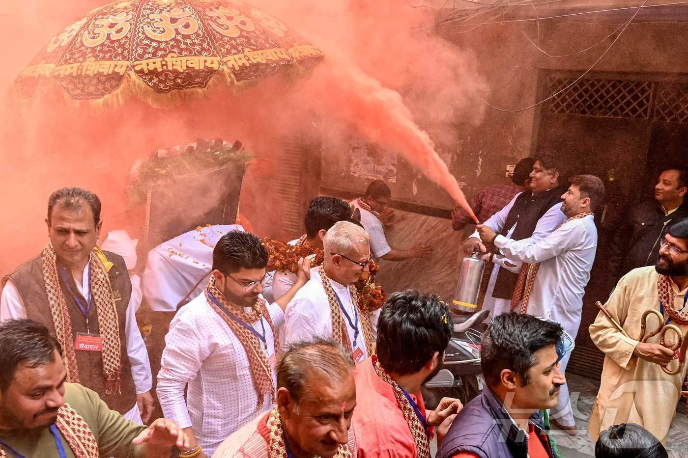 본문 이미지 - 10일(현지시간) 인도 암리차르에서 힌두교의 봄 축제 인 홀리 축제에 앞서 열린 종교 행렬에서 시민들이 색 가루 인 '굴랄'을 뿌리고 있다.  ⓒ AFP=뉴스1