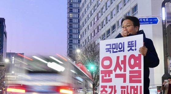 강기정 광주시장, '파면 촉구' 1인시위