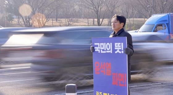 강기정 시장 출근길 '1인 시위'