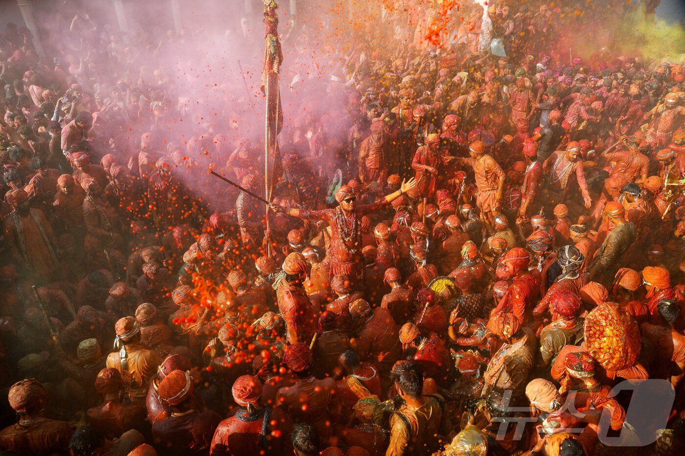 본문 이미지 - 9일(현지시간) 인도 우타르프라데시 주 난가온 마을의 사원 안에서 힌두교 신자들이 봄 색채 축제인 라트마르 홀리(Lathmar Holi) 축제에 참여하고 있다. ⓒ 로이터=뉴스1