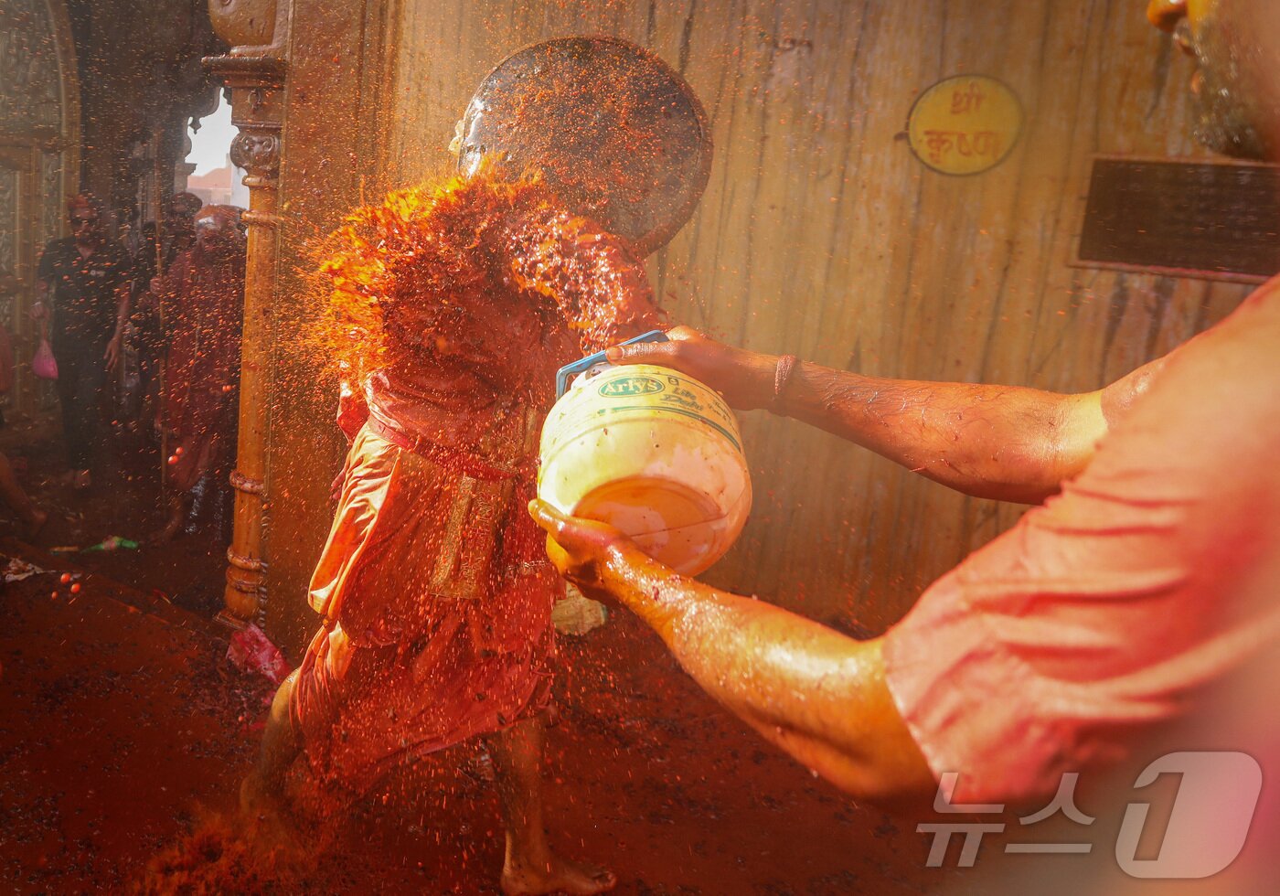 본문 이미지 - 9일 인도 우타르프라데시 주 난가온 마을의 사원 안에서 힌두교 신자들이 봄 색채 축제인 라트마르 홀리(Lathmar Holi) 축제에 참여하고 있다. ⓒ 로이터=뉴스1