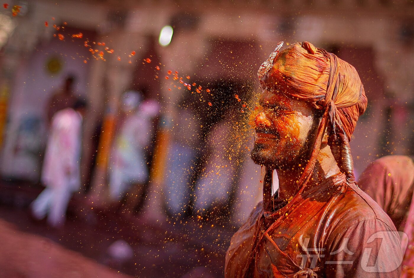 본문 이미지 - 9일 인도 우타르프라데시 주 난가온 마을의 사원 안에서 힌두교 신자들이 봄 색채 축제인 라트마르 홀리(Lathmar Holi) 축제에 참여하고 있다. ⓒ 로이터=뉴스1