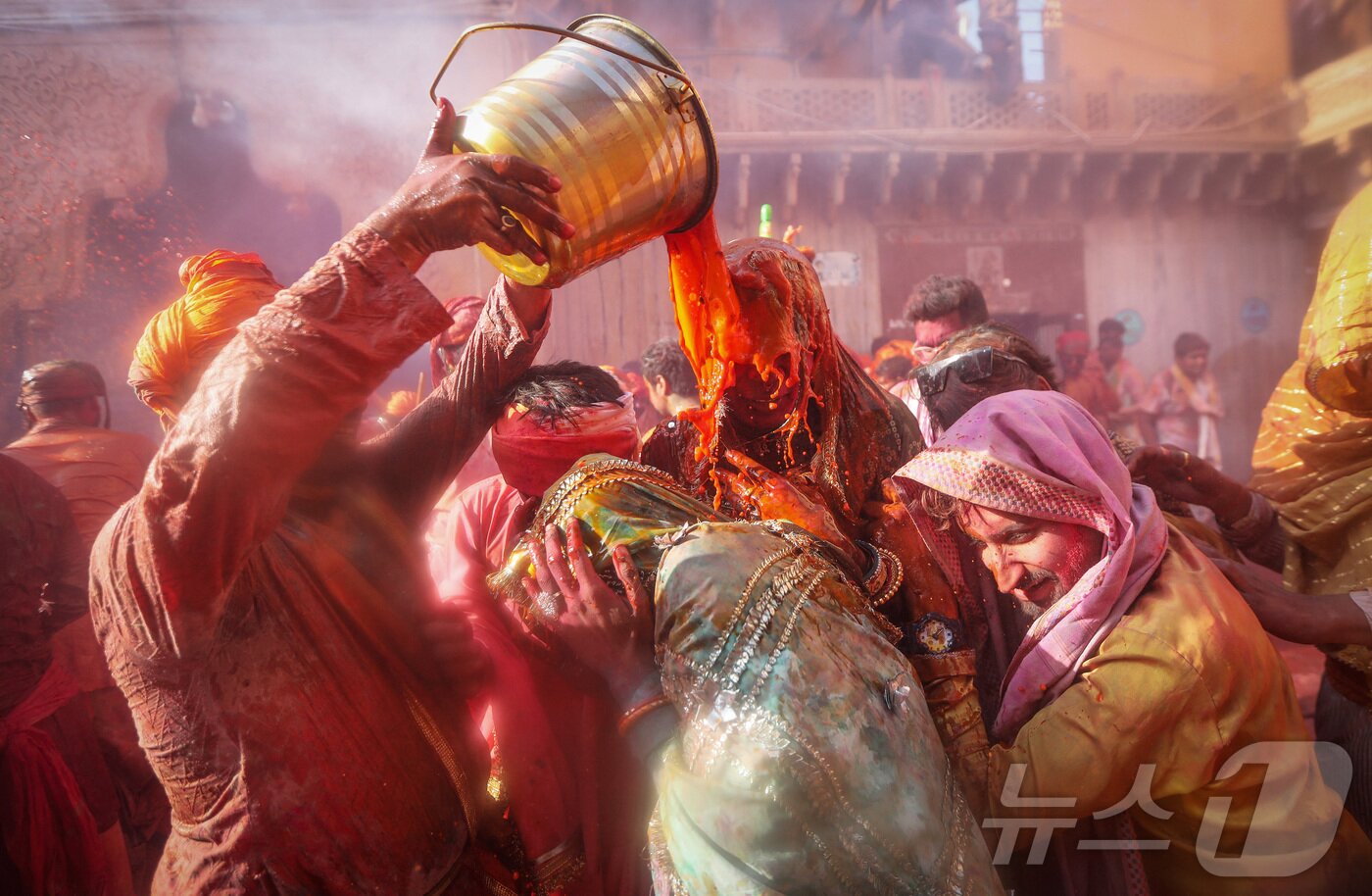 본문 이미지 - 9일 인도 우타르프라데시 주 난가온 마을의 사원 안에서 힌두교 신자들이 봄 색채 축제인 라트마르 홀리(Lathmar Holi) 축제에 참여하고 있다. ⓒ 로이터=뉴스1